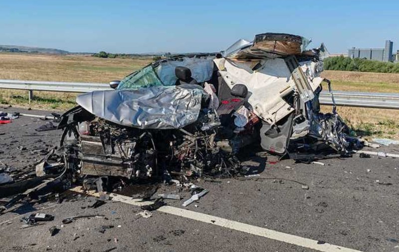 O mașină de teren a intrat sub un TIR și a fost complet strivită, pe șoseaua de centură din Bârlad. Șoferul a murit pe loc