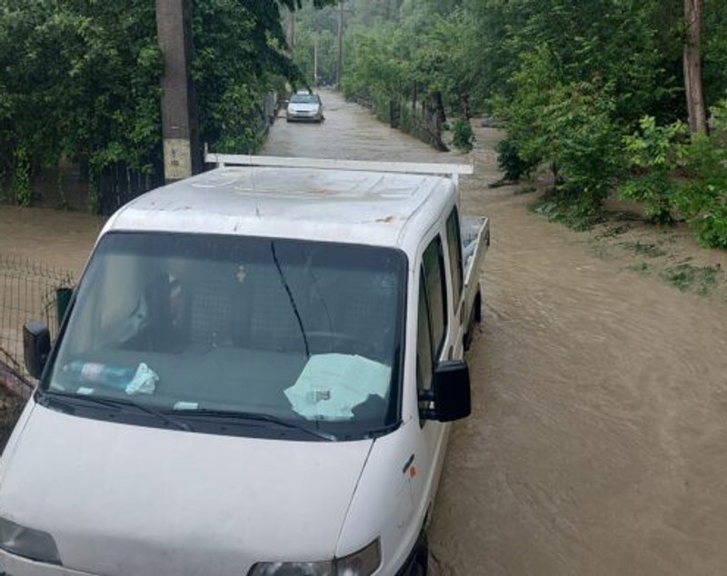 Localități din Argeș și Dolj, lovite de inundații. Două femei au rămas blocate într-o mașină din cauza apelor