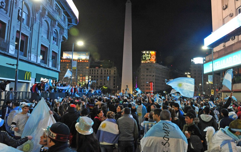 FOTO ŞI VIDEO / Fiestă la Buenos Aires! Fanii au petrecut pe străzi toată noaptea 