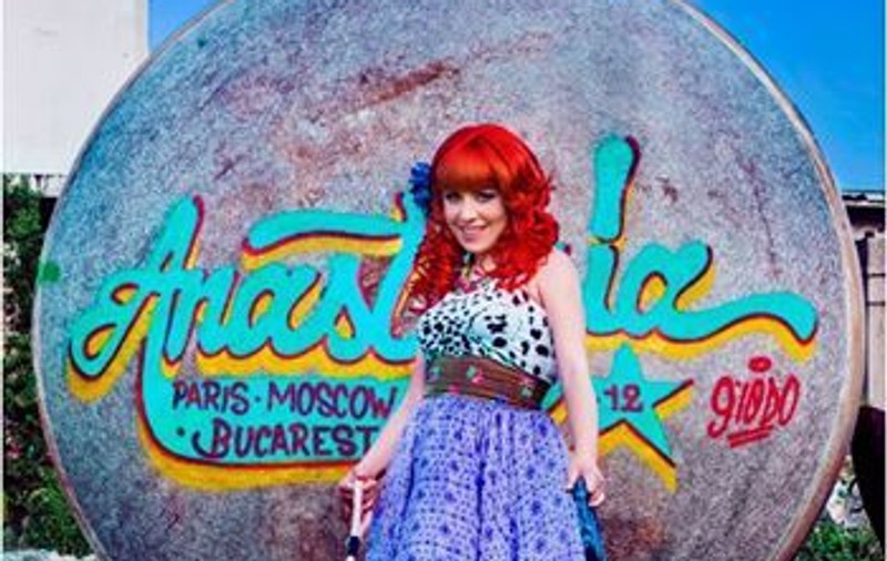 Cântăreaţa Annely Cole a fost la un pas de moarte când a născut