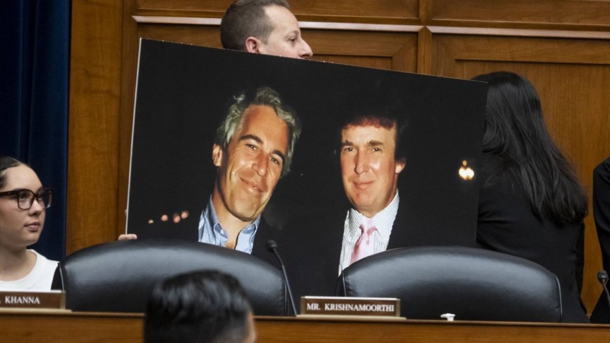Reprezentantul Statelor Unite, Jared Moskowitz (democrat din Florida), ține un panou foto cu o fotografie a lui Jeffrey Epstein și Donald Trump, Washington DC., SUA, 10 ianuarie 2024