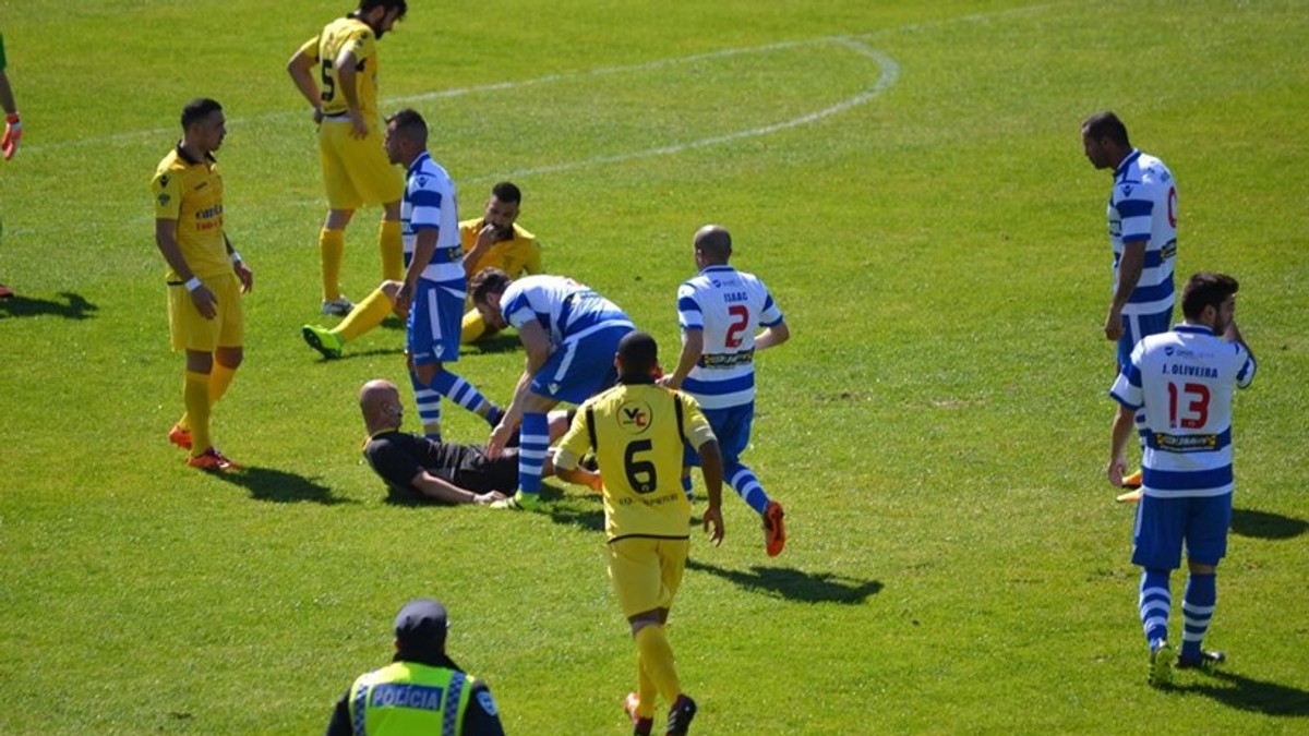 Un fotbalist a lovit un arbitru cu bestialitate și urmează să fie judecat