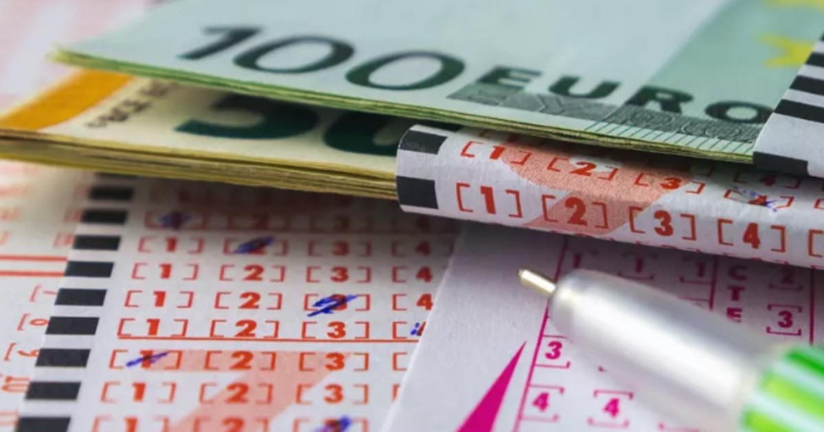 Un bilet de loto pe care sunt așezate mai multe bancnote de euro.