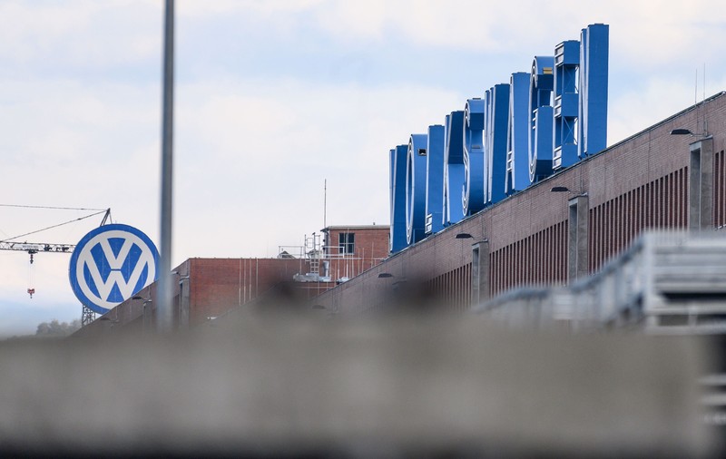Presa germană anunță 30.000 de concedieri la compania auto Volkswagen: „Reduc și investițiile în cercetare și dezvoltare”