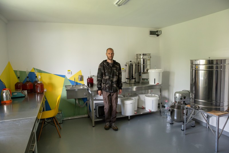 Mihai în camera unde prepară mixurile de miere, fructe şi nuci