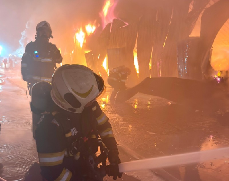 Incendiu la complexul Dragonul Roșu. O hală s-a prăbușit parțial, iar autoritățile au emis mesaj RO-Alert