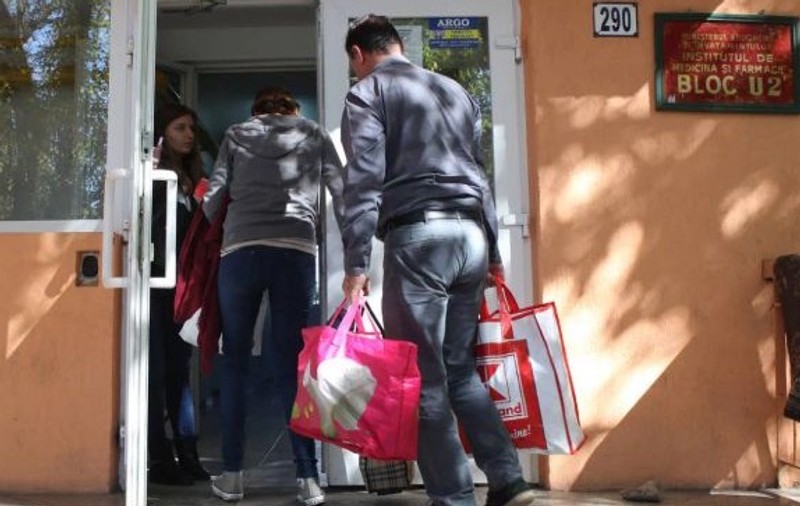 Studenți care intră în cămin