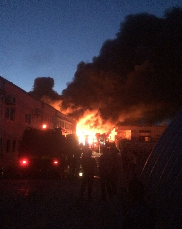 Incendiu la o fabrică de mase plastice din Hunedoara. Un muncitor a fost rănit