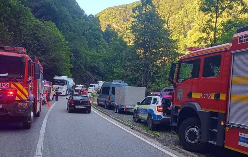 O stâncă a căzut de pe munte pe DN 66, în Defileul Jiului, lovind o autoutilitară în care erau nouă persoane. Doi oameni au avut nevoie de medic
