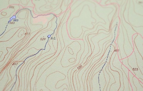 Imagine cu detaliile unei hărţi topografice