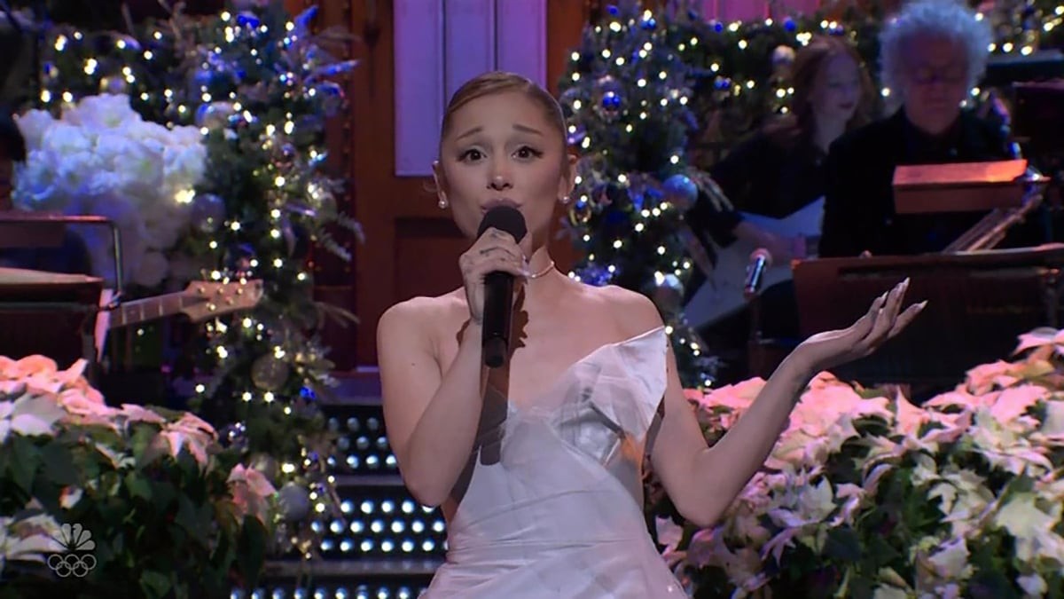 Ariana Grande in timpul unui concert
