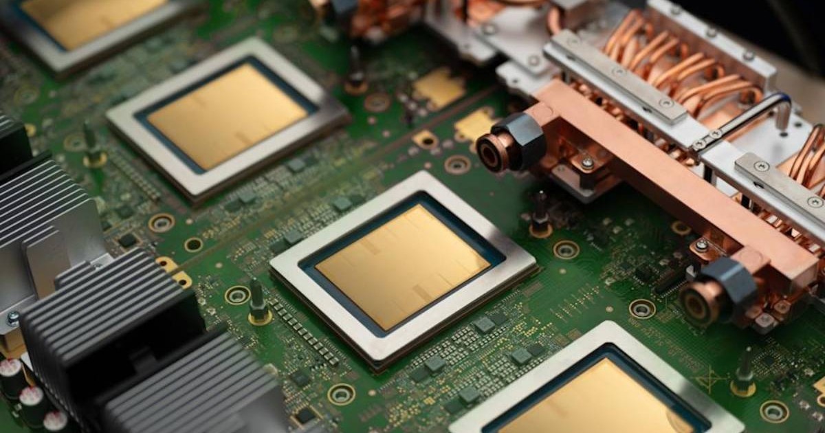 Procesoare AI fabricate de Google, pe o placă de bază verde.