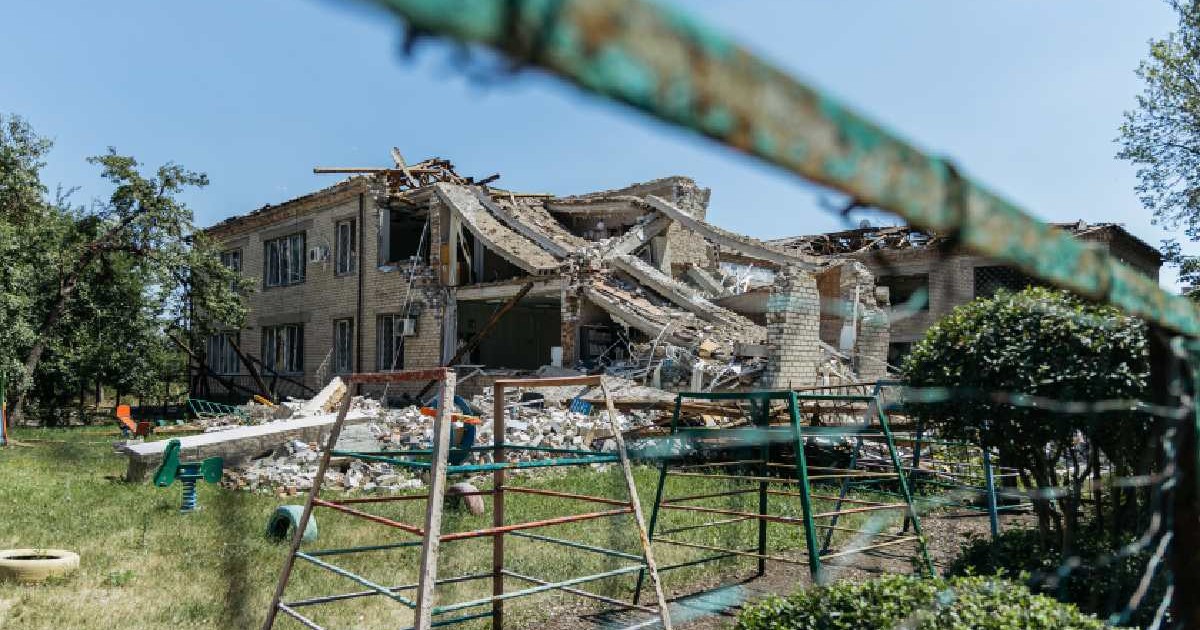 Clădire dărâmată în orașul ucrainean Petrovsk, din regiunea Donestk