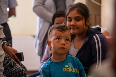 Darius, alintat “cocoș”, are 3 ani. În spate, verișoara lui, Vasilica, de 12 ani