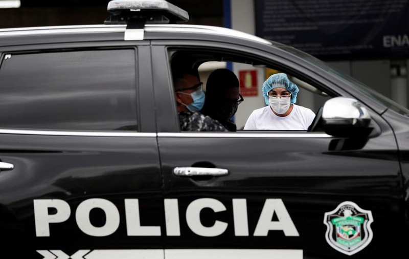 În Panama, poliţiştii au cântat pe străzi pentru a ridica moralul oamenilor: "Vom face asta în fiecare weekend"