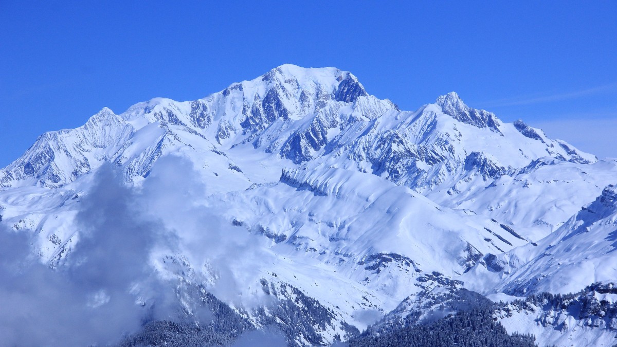 Mont Blanc a fost măsurat la 4.807,47 metri, cu aproape doi metri peste nivelul din 2023