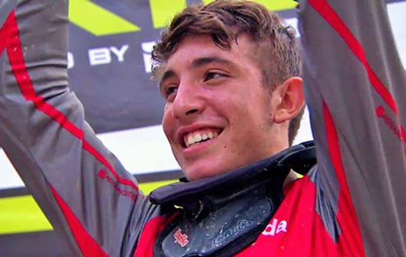 Un tânăr din Bistrița a câștigat un concurs internațional de downhill în Austria. E primul român, premiat la concursul de sport extrem