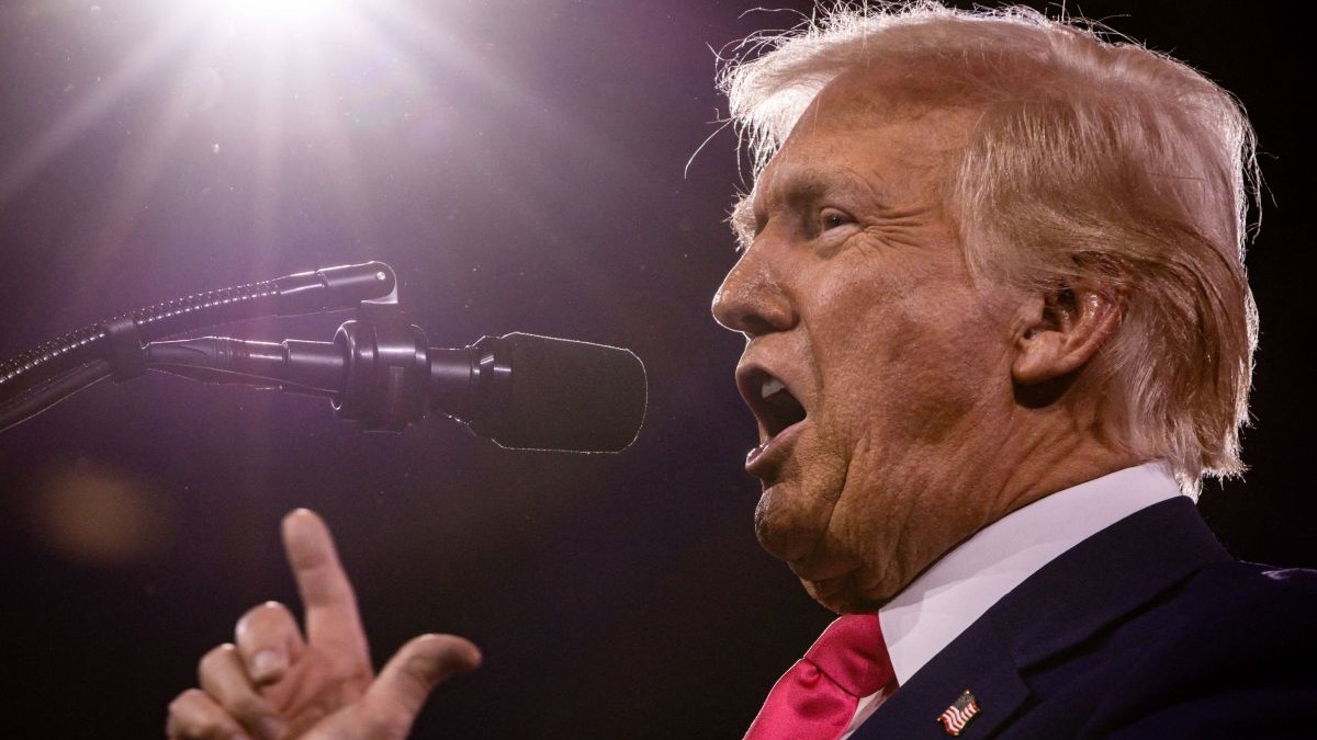 Președintele american Donald Trump vorbește la Conferința de acțiune politică conservatoare (CPAC) de la Gaylord National Resort and Convention Center, pe 22 februarie 2025, în Oxon Hill, Maryland