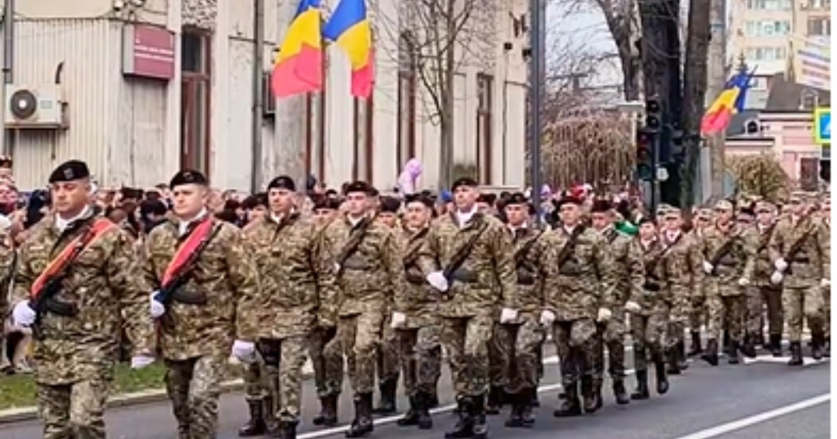 Militari care defilează în timpul unei parade.
