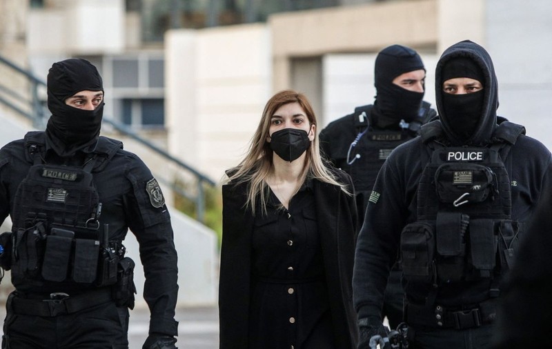 O mamă acuzată că și-a ucis cele trei fiice este judecată în Grecia. Cazul a provocat furie în toată țara