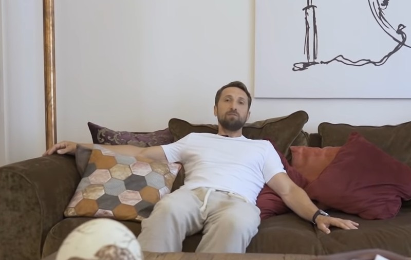 Imagini rare din casa din Corbeanca a lui Dani Oțil. Are cinema în pivniță: „E doar pentru două persoane”
