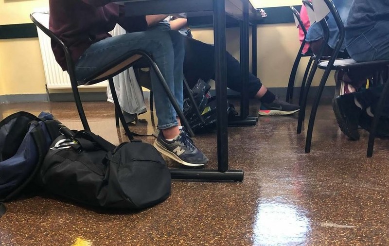 Am fost o zi la ore, printre profesorii și elevii dintr-un liceu aflat la 80 de kilometri de Paris: “Școala se face la școală!”