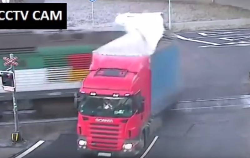 ACCIDENT pe calea ferată. Un tren a spulberat un TIR | VIDEO