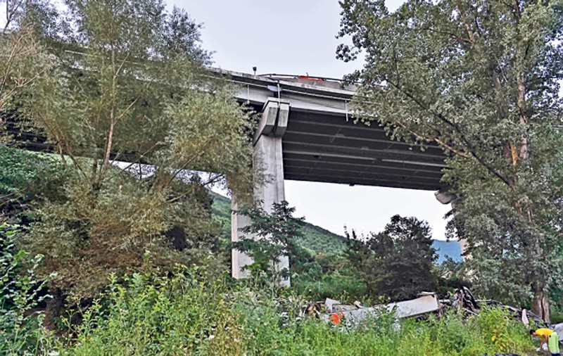 TRAGEDIE în Italia! 39 de oameni, striviţi în autocarul prăbuşit