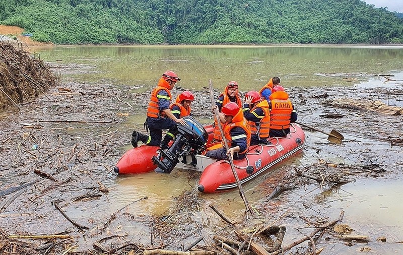Autorităţile din Vietnam au găsit trupurile neînsufleţite a 12 salvatori îngropaţi de o alunecare de teren. Bilanţul victimelor în urma furtunilor a crescut la 49