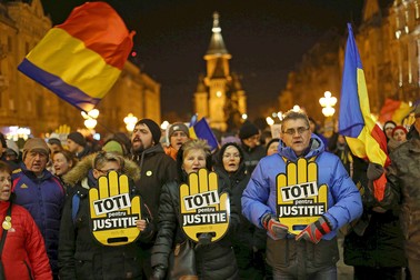 Zeci de persoane protestând în Piata Victoriei din Timisoara, în februarie 2018, față de propunerea ministrului justitiei de revocare din functie a sefei Directiei Naționale Anticorupție, Laura Codruța Kovesi | Foto: Mediafax