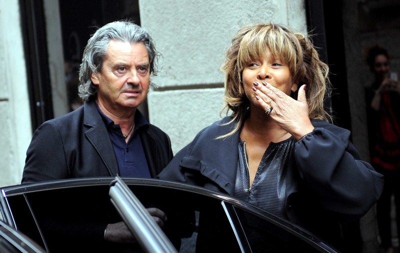 Văduvul Tinei Turner are o nouă iubită, pe Christina. A cunoscut-o pe domeniul uriaș pe care l-a cumpărat împreună cu regina rock’n roll: „Acum pot fi din nou fericit”