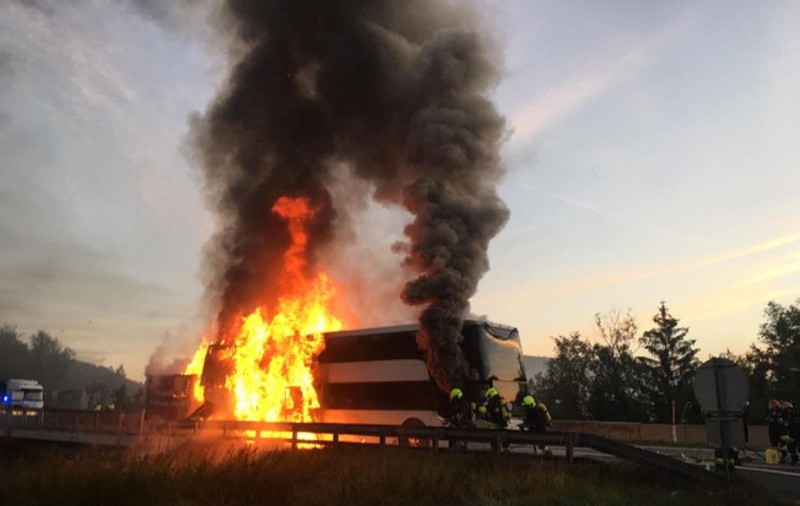 Un autocar românesc a explodat pe o autostradă din Austria. Imagini de la fața locului