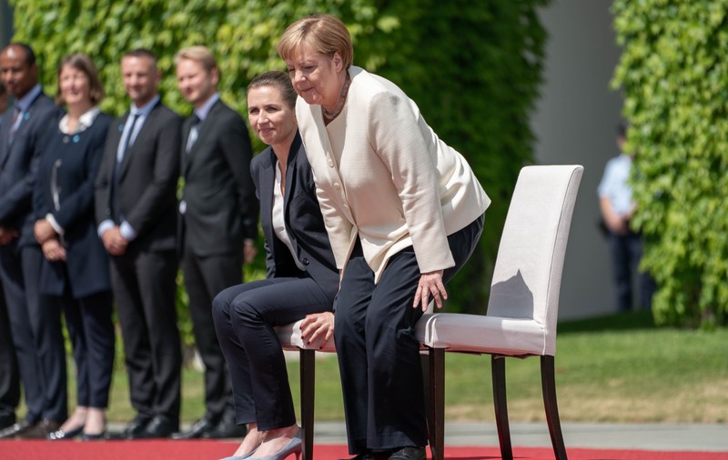 VIDEO | Angela Merkel a cerut să stea jos în timpul unei ceremonii oficiale, după cele trei episoade de tremurat