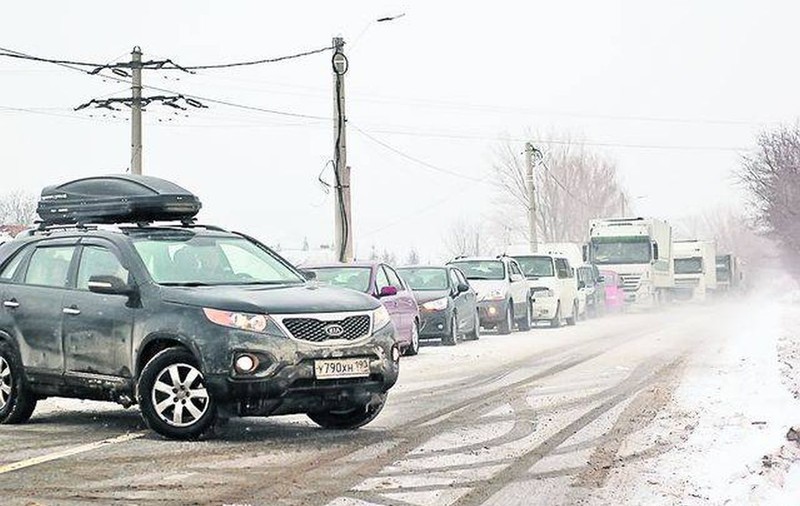 DRUMUL NAȚIONAL 67D, BLOCAT în MEHEDINȚI! Au CĂZUT COPACI de pe VERSANȚI!