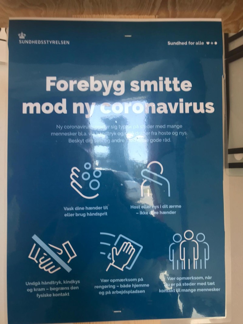 Asemenea afișe sunt în fiecare unitate de învățământ daneză. Copiii sunt atenționați să se spele pe mâini, să tușească în cot, să nu dea mâna cu nimeni, să șteargă suprafețele pe care se joacă și să nu formeze grupuri