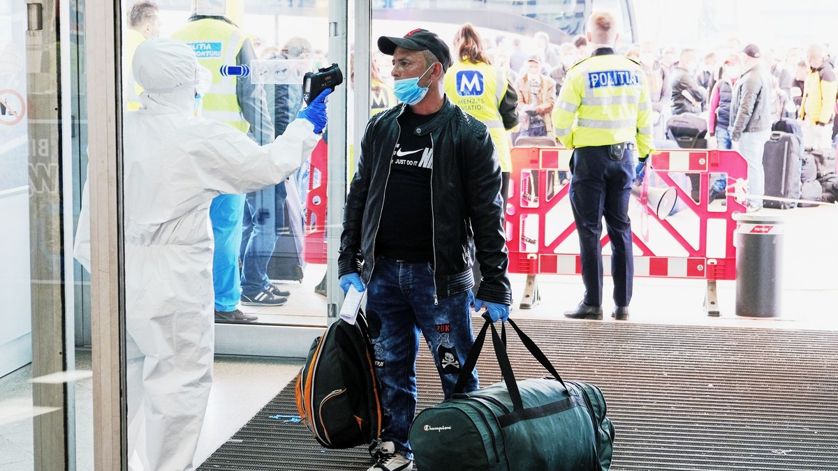 Persoane sosesc la aeroportul International Cluj Napoca de unde vor zbura catre Germania, joi 9 aprilie 2020. Peste 2000 de romani, in majoritate muncitori sezonieri au plecat de la Cluj-Napoca cu 13 avioane charter platite de Ministerul Agriculturii din Germania, ca urmare a presiunii fermierilor germani de a se ridica restrictiile impuse de guvernul federal, pentru limitarea infectarilor cu noul coronavirus.Foto Hepta