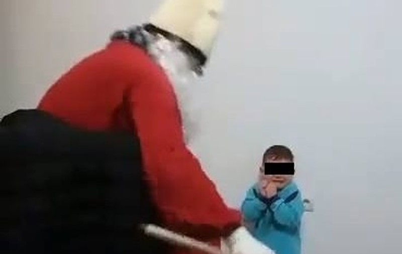 Anchetă deschisă în cazul copilului terorizat de mama sa cu ajutorul lui „Moș Nicolae”