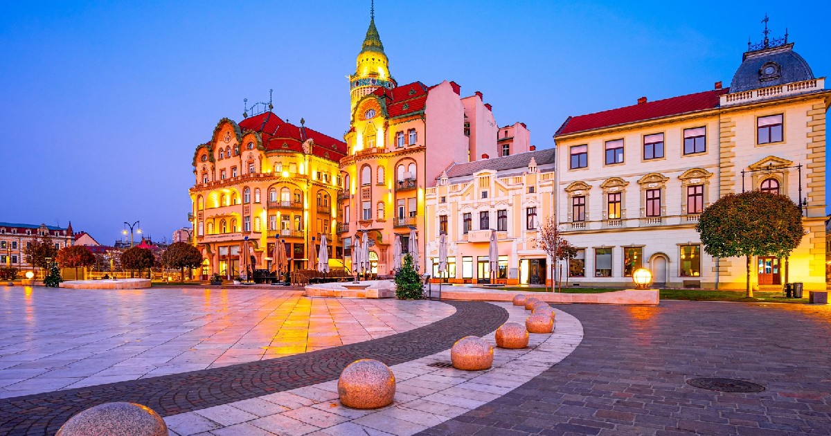 Vedere panoramică a Pieței Unirii cu clădirea Vulturul Negru, cea mai spectaculoasă clădire secesionistă din Oradea