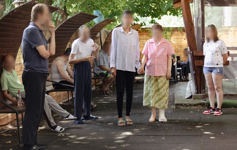 EXCLUSIV. Am vizitat 28 de femei și bărbați închiși în azilele groazei: „Ce se întâmpla dacă nu voiați să măturați?”. A început să plângă