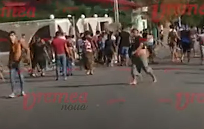 VIDEO | O nouă confruntare între clanurile interlope din Murgeni. O maşină a intrat în mulțime, o tânără a fost rănită