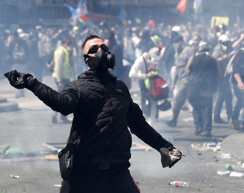 Violențe la mitingul de 1 Mai de la Paris. Poliția a făcut arestări și a lansat gaze lacrimogene (FOTO)