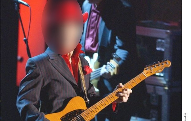 Cameleon! Un mare cântăreţ, apariţie afro la un megaeveniment! | FOTO/VIDEO