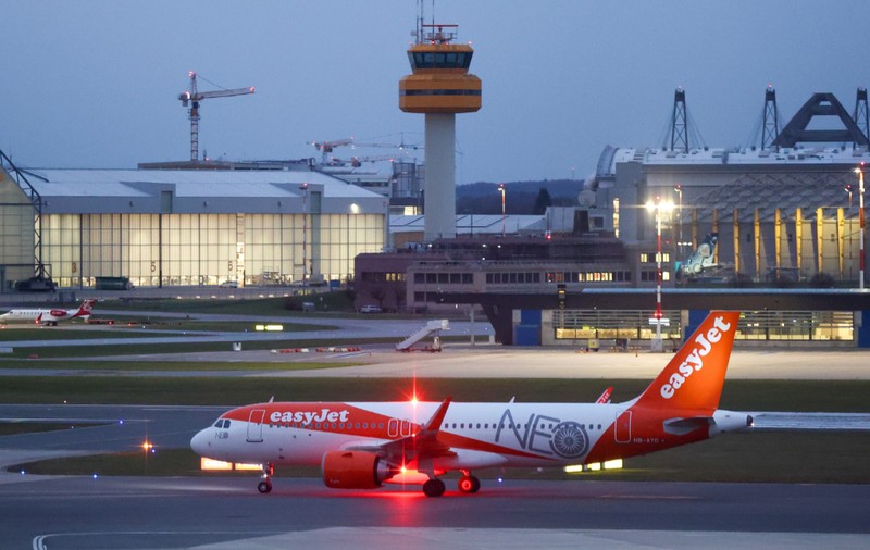 Haos într-un zbor EasyJet de la Malaga la Londra, după ce pasagerii și-au dat seama că pe unul din locuri stătea o femeie moartă: „A fost calificată aptă pentru zbor”