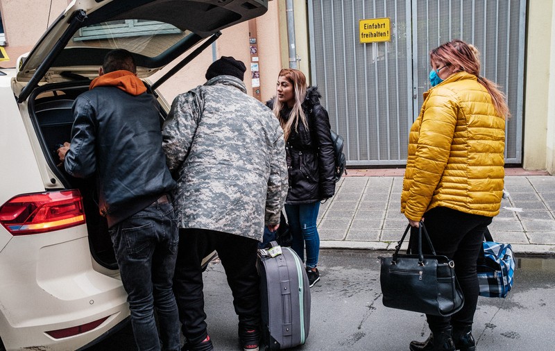Câmpurile din Germania sunt pline de muncitori români și de abuzuri. “Vedem exact cât de perfid e sistemul”