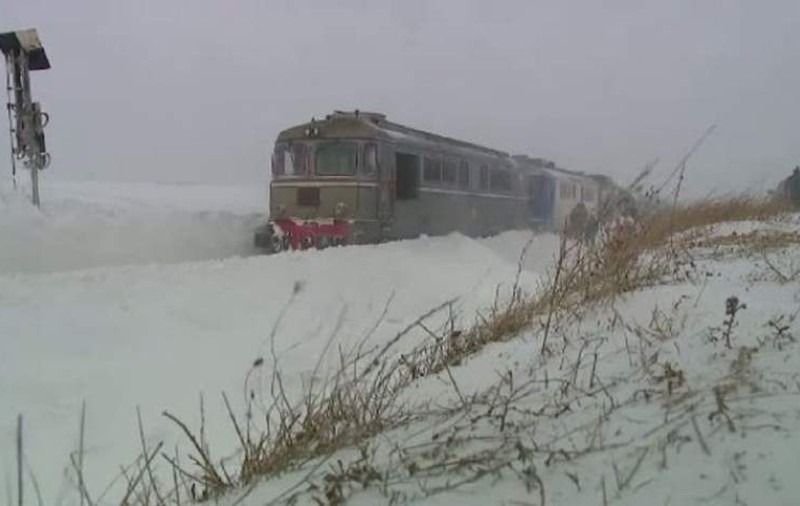 Două trenuri de persoane au rămas blocate pe câmp. Locomotivele au avut probleme
