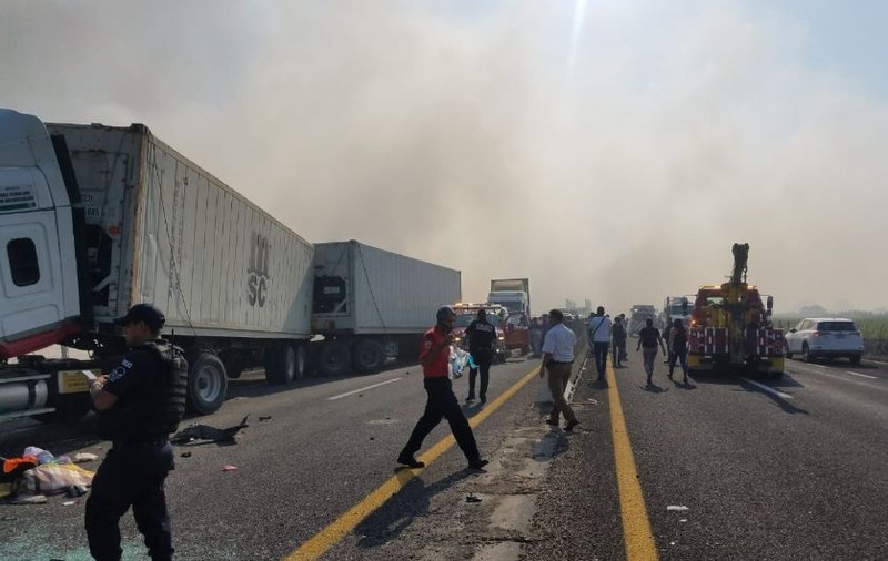 Carambol pe o autostradă din Mexic. Peste 15 mașini implicate, 5 morți și 19 răniți | VIDEO