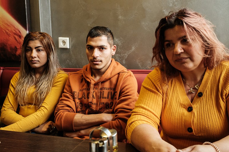 Gabriela, Gabriel și Eleonora, la un restaurant de lângă centrul de consiliere JADWIGA - asociația le-a plătit masa de prânz.
