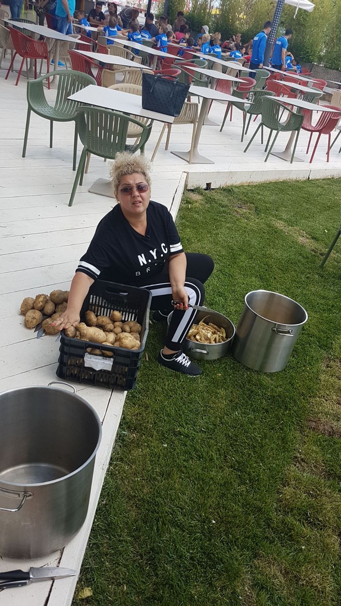 Ce nu fac vedetele pentru un ban în plus Minodora și CRBL au gătit mâncare la cazan, ca la popotă