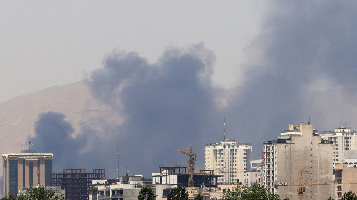 Coloane de fum se ridică de la depozitul de petrol Shahran, la nord-vest de Teheran. Imagine cu caracter ilustrativ Foto: Profimedia