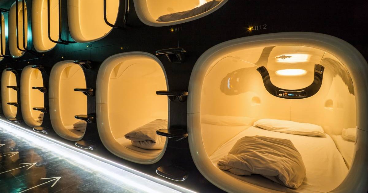 Mai multe capsule în care se poate dormi, așezate una peste alta. Așternuturile sunt puse și pregătite pentru clienți